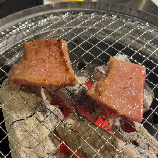 牛三郎　上カルビ焼いてるところ